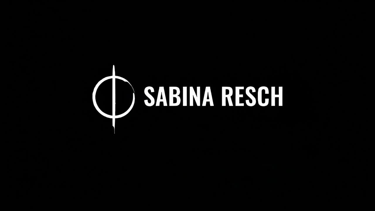 Video eines Auftritts von Sabina Resch am Luftring mit atmosphärischer Beleuchtung